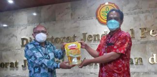 Peduli Korban Banjir NTT, Asian Agri Salurkan 2.000 Liter Minyak Goreng