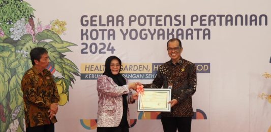 Kementan Serahkan Tanda Daftar Varietas Mangga Keraton Yogyakarta Cempura dan Semar
