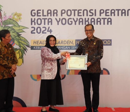 Kementan Serahkan Tanda Daftar Varietas Mangga Keraton Yogyakarta Cempura dan Semar