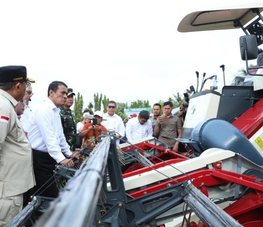 Mentan Amran Serahkan Bantuan Program Opla Rp 500 Miliar di Kalteng