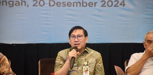 Direktur Jenderal Peternakan dan Kesehatan Hewan, Agung Suganda, mengenakan batik saat menyampaikan materi dalam sebuah diskusi.
