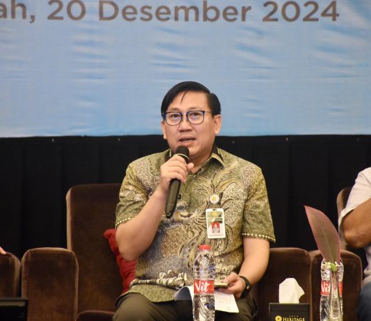 Direktur Jenderal Peternakan dan Kesehatan Hewan, Agung Suganda, mengenakan batik saat menyampaikan materi dalam sebuah diskusi.