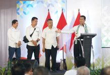 Menteri Pertanian Andi Amran Sulaiman berbicara di hadapan petani saat Sarasehan di Kebun Tebu Jengkol C5, Kediri, membahas empat solusi strategis untuk peningkatan produktivitas tebu.