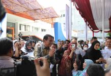 Saat menghadiri peluncuran program penyebaran beras Stabilisasi Pasokan dan Harga Pangan (SPHP), Mentan Amran mengatakan, penurunan tarif ekspor produk Indonesia dari 32 persen menjadi 19 persen menguntungkan CPO Indonesia.