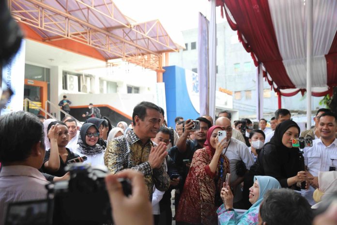 amran-sulaiman-tarif-ekspor-cpo-indonesia Saat menghadiri peluncuran program penyebaran beras Stabilisasi Pasokan dan Harga Pangan (SPHP), Mentan Amran mengatakan, penurunan tarif ekspor produk Indonesia dari 32 persen menjadi 19 persen menguntungkan CPO Indonesia.