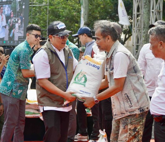 Baru 24 Persen, Penyaluran Bantuan Pangan Beras Masih Jauh dari Target Kepala Bapanas Arief Prasetyo Adi menyerahkan langsung bantuan pangan beras kepada warga penerima manfaat dalam kegiatan penyaluran bantuan di Bandung, Jawa Barat.