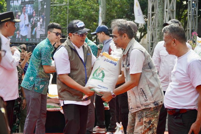 Kepala Bapanas Arief Prasetyo Adi menyerahkan langsung bantuan pangan beras kepada warga penerima manfaat dalam kegiatan penyaluran bantuan di Bandung, Jawa Barat.