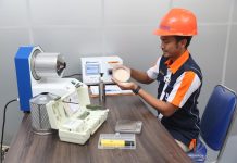 Surveyor independen melakukan pengawasan dan perawatan beras di seluruh gudang Bulog