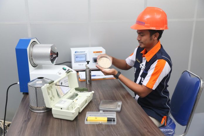 Surveyor independen melakukan pengawasan dan perawatan beras di seluruh gudang Bulog