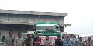 Dirjen Peternakan dan Kesehatan Hewan Kementan, Agung Suganda, bersama Direktur PT Malindo Food Delight, Rewin Hanrahan, saat melepas ekspor 40 ton produk olahan unggas ke empat negara tujuan, Senin (tanggal).