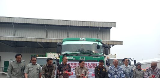 Dirjen Peternakan dan Kesehatan Hewan Kementan, Agung Suganda, bersama Direktur PT Malindo Food Delight, Rewin Hanrahan, saat melepas ekspor 40 ton produk olahan unggas ke empat negara tujuan, Senin (tanggal).