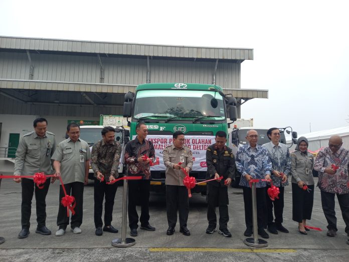 Dirjen Peternakan dan Kesehatan Hewan Kementan, Agung Suganda, bersama Direktur PT Malindo Food Delight, Rewin Hanrahan, saat melepas ekspor 40 ton produk olahan unggas ke empat negara tujuan, Senin (tanggal).