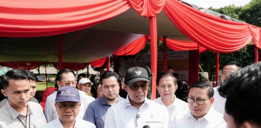 Hasan Nasbi memberikan keterangan pers terkait swasembada ayam dan telur pada Festival Ayam, Telur, dan Susu 2025 di Jakarta.