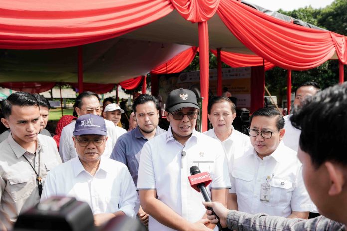 hasan-hasbi-swasembada-ayam-telur Hasan Nasbi memberikan keterangan pers terkait swasembada ayam dan telur pada Festival Ayam, Telur, dan Susu 2025 di Jakarta.