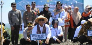Dalam kunjungan kerjanya ke Kecamatan Banggae, Sabtu (19/7), Mentan Amran mengatakan akan menjadikan Majene, Sulawesi Barat, sebagai calon sentra baru produksi bawang merah nasional.