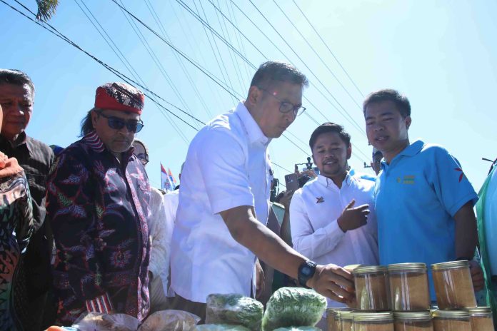 Wakil Menteri Pertanian (Wamentan) Sudaryono mengenakan kemeja putih dan jam tangan hitam saat meninjau produk pertanian yang akan diekspor pada ajang PADI 2025 di Temanggung.