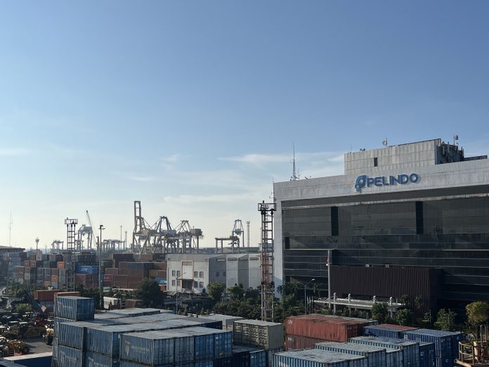 Aktivitas di pelabuhan