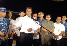 Amran berkemeja putih memberikan arahan kedatangan cabai dihalim.