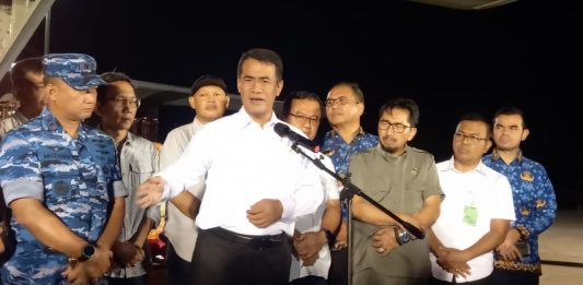 Amran berkemeja putih memberikan arahan kedatangan cabai dihalim.