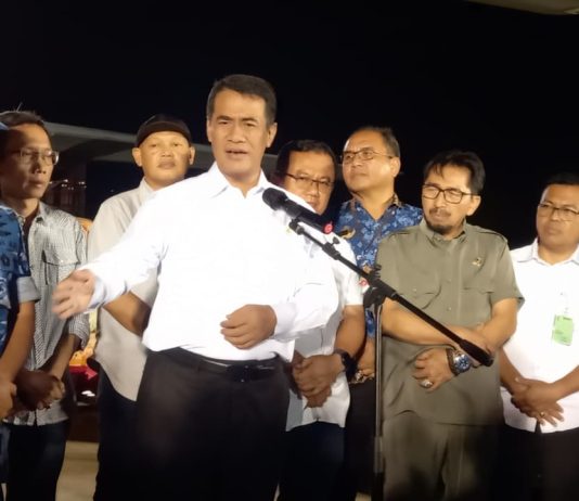 Amran berkemeja putih memberikan arahan kedatangan cabai dihalim.