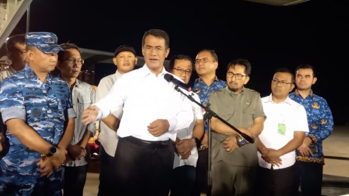 Amran berkemeja putih memberikan arahan kedatangan cabai dihalim.