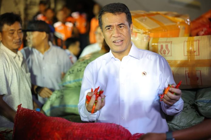 amran-sulaiman-cabai Amran mengangkat cabai yang baru dikirim dari aceh.