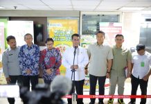 Amran (t) memberikan keterangan pers setelah rapat hkbn.