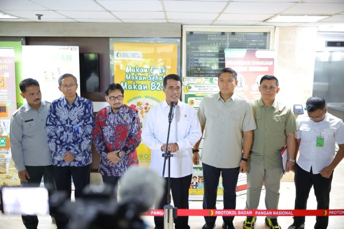 Amran (t) memberikan keterangan pers setelah rapat hkbn.