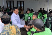 Direktur Utama Perum Bulog, Ahmad Rizal Ramdhani mengenakan baju putih.