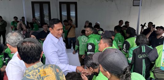 Bulog Sinergi Kemenko Pangan Gelar Penjualan Pangan Murah untuk 1.000 Ojol Direktur Utama Perum Bulog, Ahmad Rizal Ramdhani mengenakan baju putih.