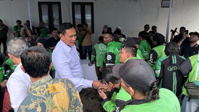 Direktur Utama Perum Bulog, Ahmad Rizal Ramdhani mengenakan baju putih.