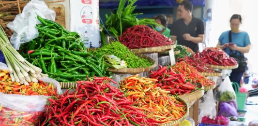 Aneka cabai dijajakan di sebuah pasar di Jakarta.