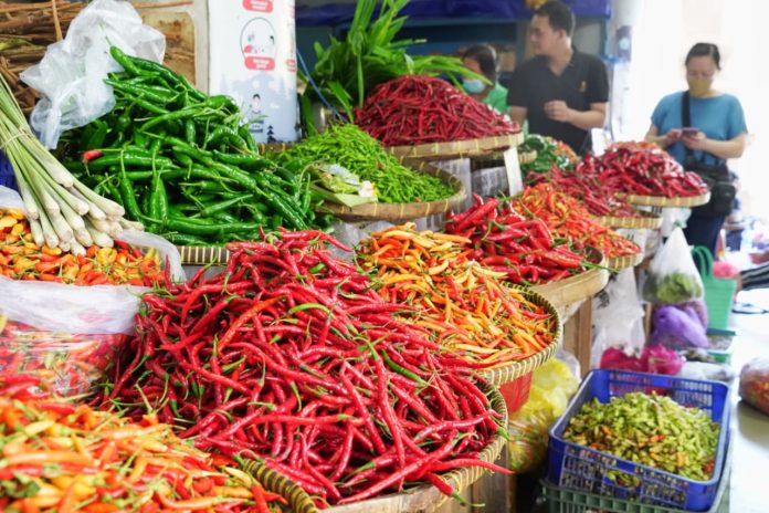 Aneka cabai dijajakan di sebuah pasar di Jakarta.