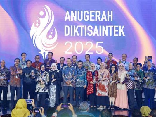 INSTIPER Raih Penghargaan Data dan Informasi Dikti
