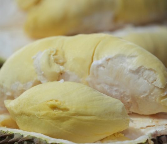Daging durian berwarna kuning.