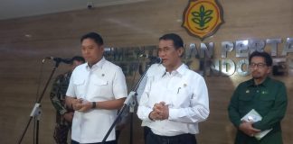 Menteri Pertanian, Andi Amran Sulaiman di sebelah kiri.