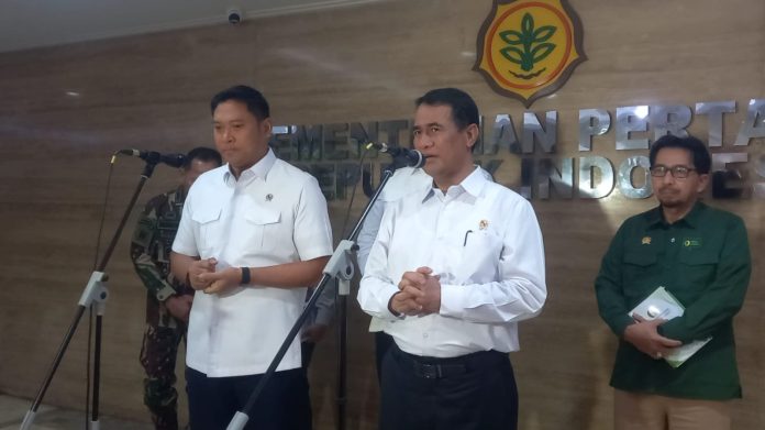 amran_sulaiman Menteri Pertanian, Andi Amran Sulaiman di sebelah kiri.
