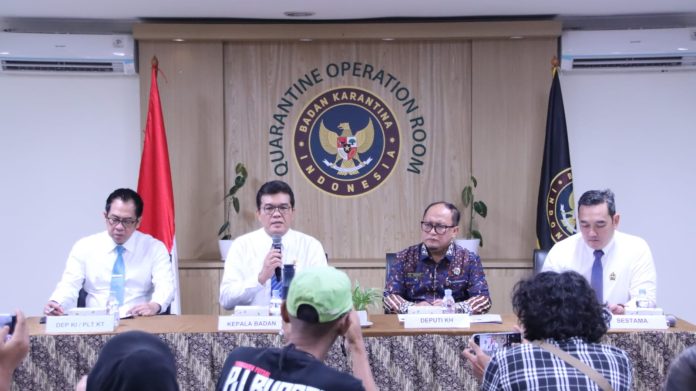 kepala badan karantina, Sahat M Panggabean sedang berbicara