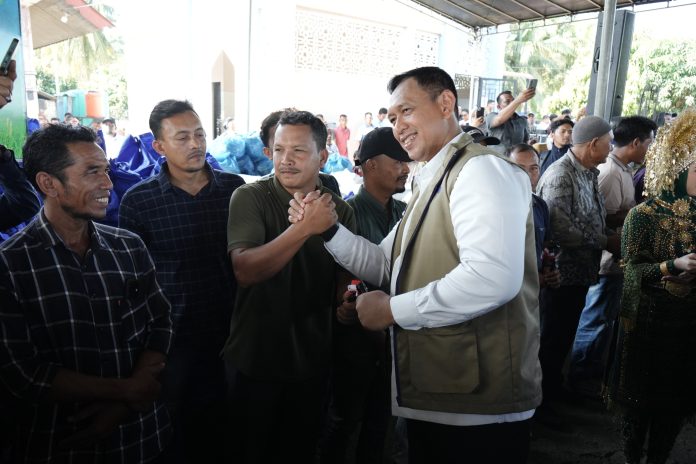 dirut bulog, ahmad rizal ramdhani yang mengenakan rompi