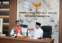 Direktur Utama Perum Bulog, Ahmad Rizal Ramdhani menunjukkan produk beras premium Bulog.