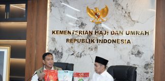 Direktur Utama Perum Bulog, Ahmad Rizal Ramdhani menunjukkan produk beras premium Bulog.