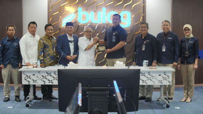 Direktur Utama Perum BULOG, Ahmad Rizal paling tinggi.