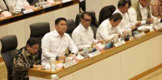 menteri pertanian, andi amran sulaiman mengenakan kacamata hitam.
