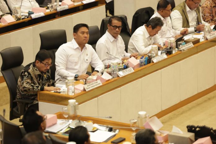 menteri pertanian, andi amran sulaiman mengenakan kacamata hitam.