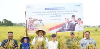 Dirut Bulog, Ahmad Rizal Ramdhani mengenakan topi anyaman