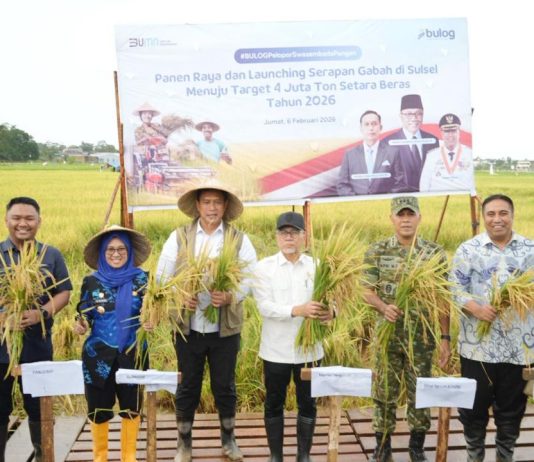 Dirut Bulog, Ahmad Rizal Ramdhani mengenakan topi anyaman