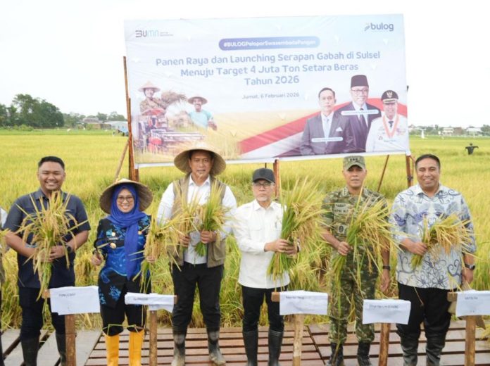 ahmad-rizal-ramdhani. Dirut Bulog, Ahmad Rizal Ramdhani mengenakan topi anyaman