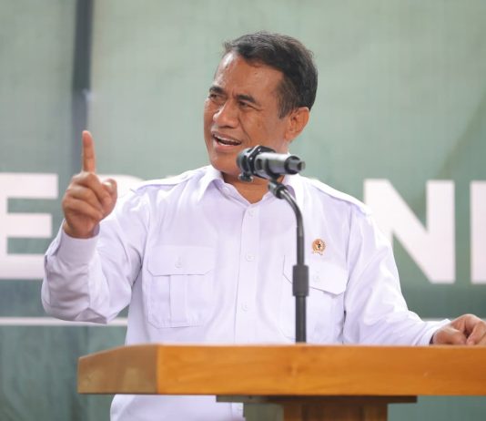 Mentan Amran Tanam Bawang Putih Produksi Diperkirakan 20–30 Ton per Hektare Menteri Pertanian, Andi Amran Sulaiman.