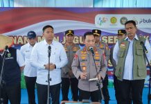 Wakil Menteri Pertanian, Sudaryono mengenakan kemeja putih.