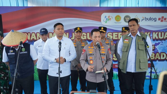 wakil-menteri-pertanian-sudaryono Wakil Menteri Pertanian, Sudaryono mengenakan kemeja putih.